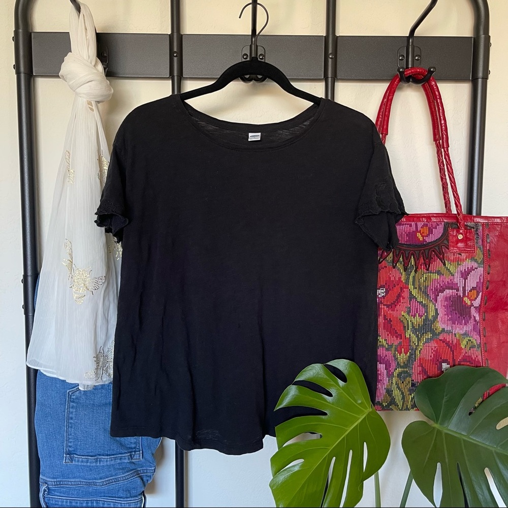 Black Old Navy Tee